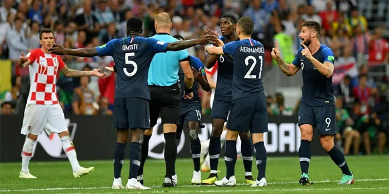 VAR để lại nhiều dấu ấn trong lần đầu được áp dụng tại World Cup 2018
